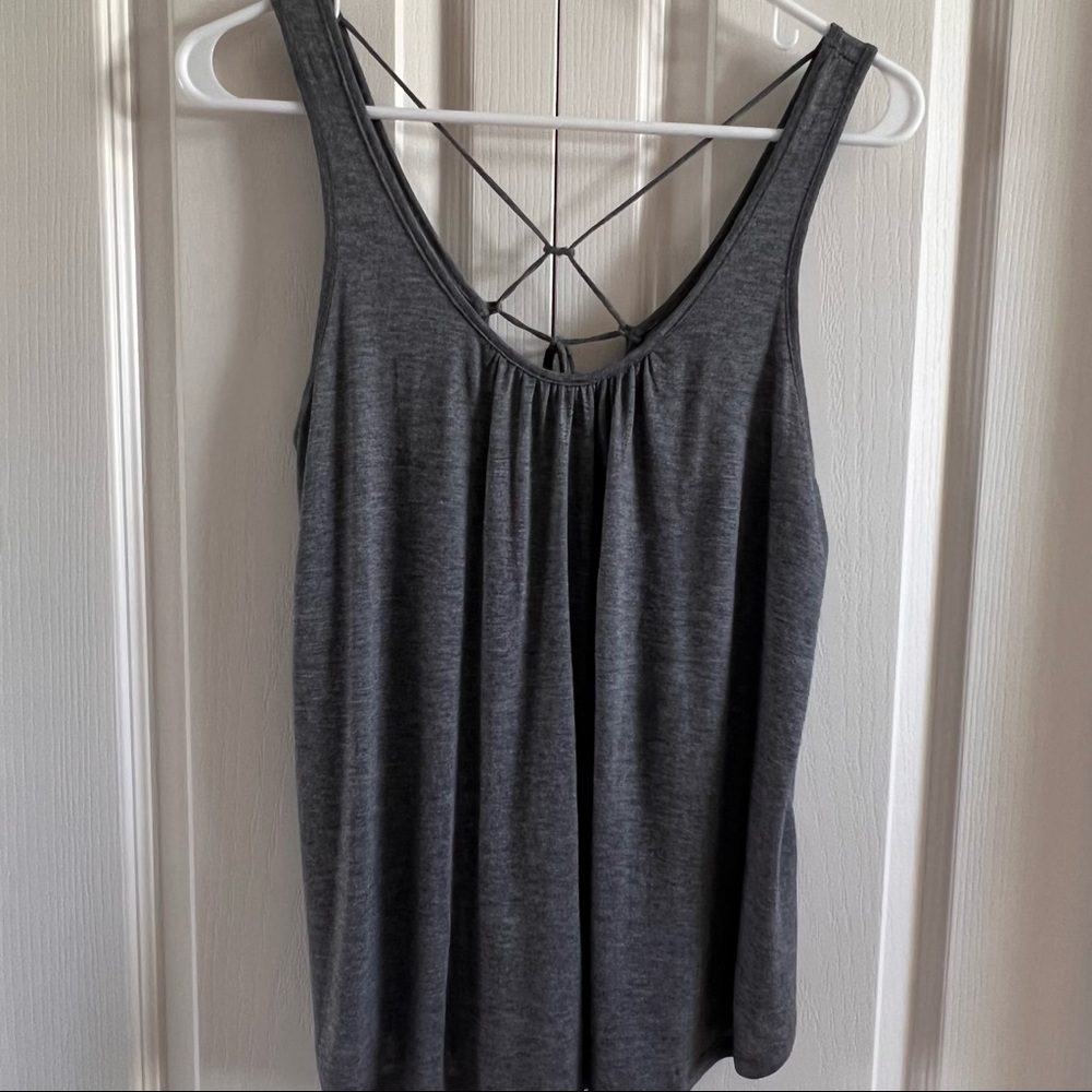 3/$25.00 🛍 TRESICS Cute flowy top with tie detail in the back